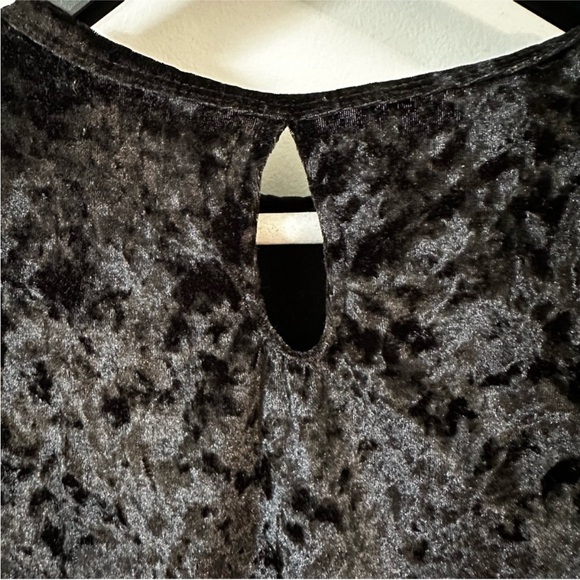HOLLISTER EUC | Women’s Velvet Black Short Sleeved Top size Medium - Picture 7 of 7